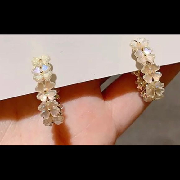 Jewelry - Shell flower hoop earrings 2.25cm diameter